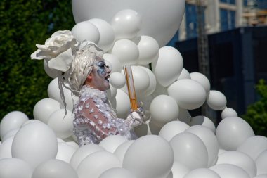 Çağdaş sirk ve sokak tiyatrosunun üç günlük festivali olan BAM Circus, Biblioteca degli Alberi 'nin çimlerine geri döndü.
