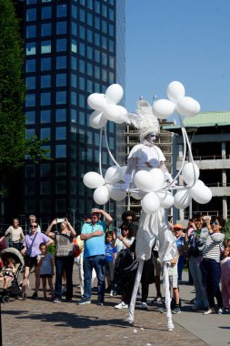 Çağdaş sirk ve sokak tiyatrosunun üç günlük festivali olan BAM Circus, Biblioteca degli Alberi 'nin çimlerine geri döndü.