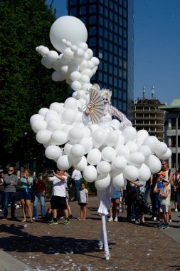 Çağdaş sirk ve sokak tiyatrosunun üç günlük festivali olan BAM Circus, Biblioteca degli Alberi 'nin çimlerine geri döndü.