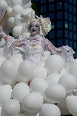 Çağdaş sirk ve sokak tiyatrosunun üç günlük festivali olan BAM Circus, Biblioteca degli Alberi 'nin çimlerine geri döndü.