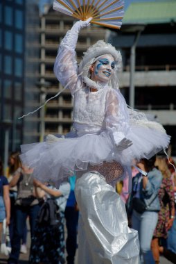 Çağdaş sirk ve sokak tiyatrosunun üç günlük festivali olan BAM Circus, Biblioteca degli Alberi 'nin çimlerine geri döndü.