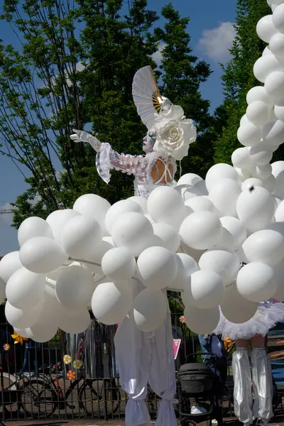 Çağdaş sirk ve sokak tiyatrosunun üç günlük festivali olan BAM Circus, Biblioteca degli Alberi 'nin çimlerine geri döndü.
