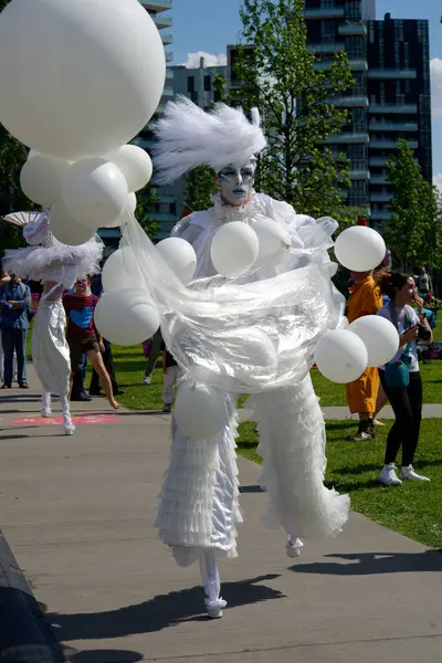 Çağdaş sirk ve sokak tiyatrosunun üç günlük festivali olan BAM Circus, Biblioteca degli Alberi 'nin çimlerine geri döndü.