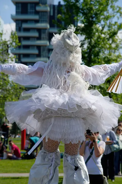 Çağdaş sirk ve sokak tiyatrosunun üç günlük festivali olan BAM Circus, Biblioteca degli Alberi 'nin çimlerine geri döndü.
