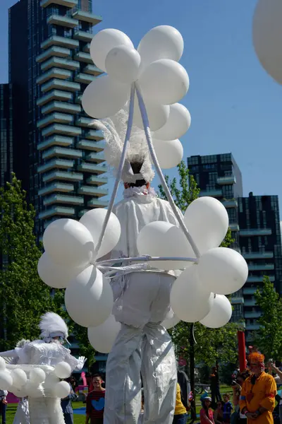 Çağdaş sirk ve sokak tiyatrosunun üç günlük festivali olan BAM Circus, Biblioteca degli Alberi 'nin çimlerine geri döndü.