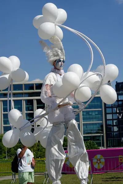 Çağdaş sirk ve sokak tiyatrosunun üç günlük festivali olan BAM Circus, Biblioteca degli Alberi 'nin çimlerine geri döndü.