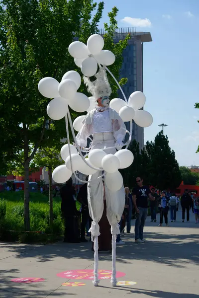 Çağdaş sirk ve sokak tiyatrosunun üç günlük festivali olan BAM Circus, Biblioteca degli Alberi 'nin çimlerine geri döndü.
