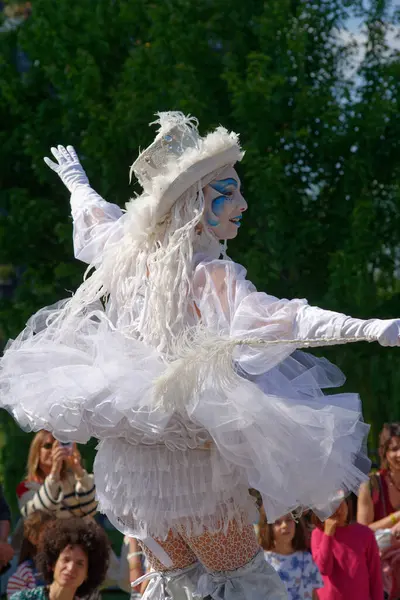 Çağdaş sirk ve sokak tiyatrosunun üç günlük festivali olan BAM Circus, Biblioteca degli Alberi 'nin çimlerine geri döndü.
