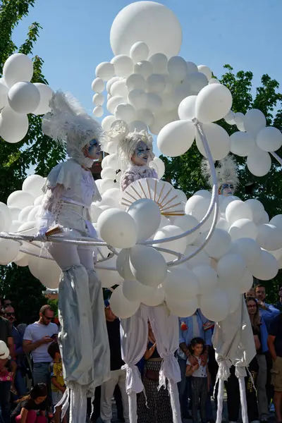 Çağdaş sirk ve sokak tiyatrosunun üç günlük festivali olan BAM Circus, Biblioteca degli Alberi 'nin çimlerine geri döndü.