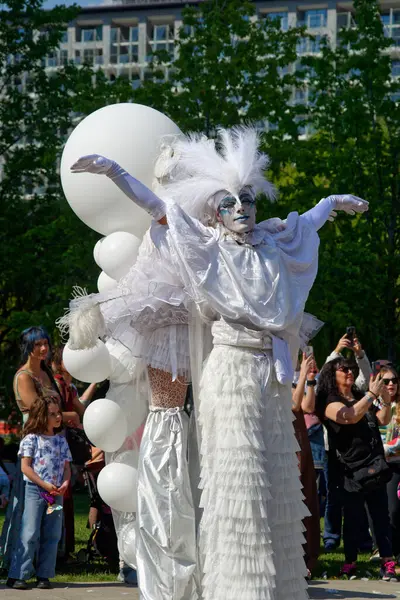Çağdaş sirk ve sokak tiyatrosunun üç günlük festivali olan BAM Circus, Biblioteca degli Alberi 'nin çimlerine geri döndü.