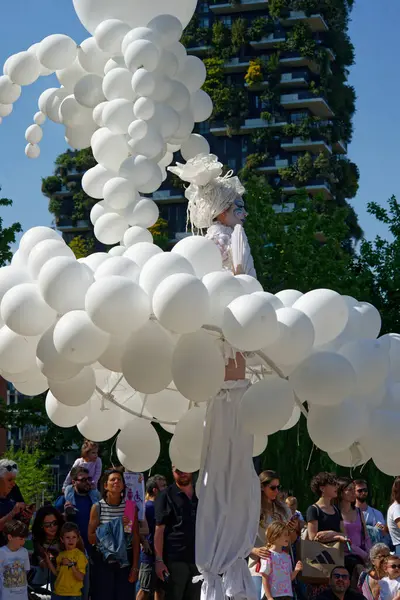 Çağdaş sirk ve sokak tiyatrosunun üç günlük festivali olan BAM Circus, Biblioteca degli Alberi 'nin çimlerine geri döndü.