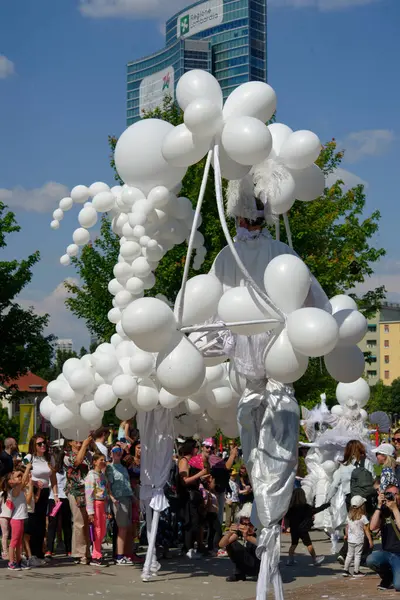 Çağdaş sirk ve sokak tiyatrosunun üç günlük festivali olan BAM Circus, Biblioteca degli Alberi 'nin çimlerine geri döndü.