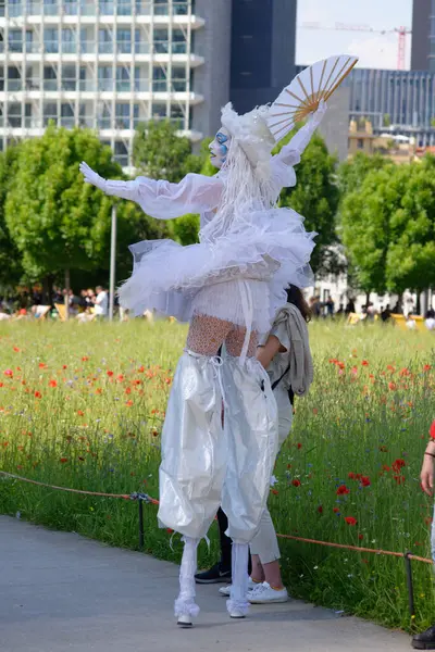 Çağdaş sirk ve sokak tiyatrosunun üç günlük festivali olan BAM Circus, Biblioteca degli Alberi 'nin çimlerine geri döndü.