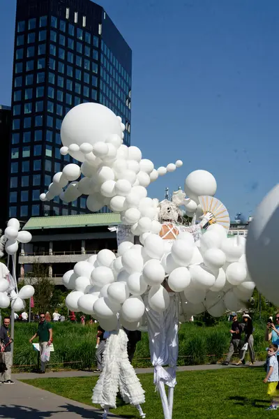 Çağdaş sirk ve sokak tiyatrosunun üç günlük festivali olan BAM Circus, Biblioteca degli Alberi 'nin çimlerine geri döndü.