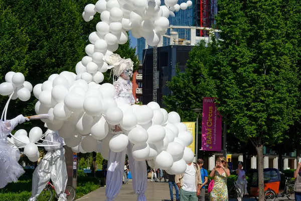 Çağdaş sirk ve sokak tiyatrosunun üç günlük festivali olan BAM Circus, Biblioteca degli Alberi 'nin çimlerine geri döndü.