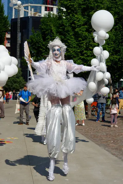 Çağdaş sirk ve sokak tiyatrosunun üç günlük festivali olan BAM Circus, Biblioteca degli Alberi 'nin çimlerine geri döndü.