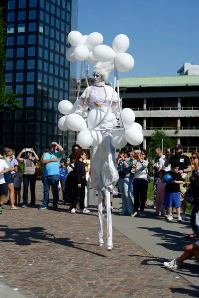Çağdaş sirk ve sokak tiyatrosunun üç günlük festivali olan BAM Circus, Biblioteca degli Alberi 'nin çimlerine geri döndü.