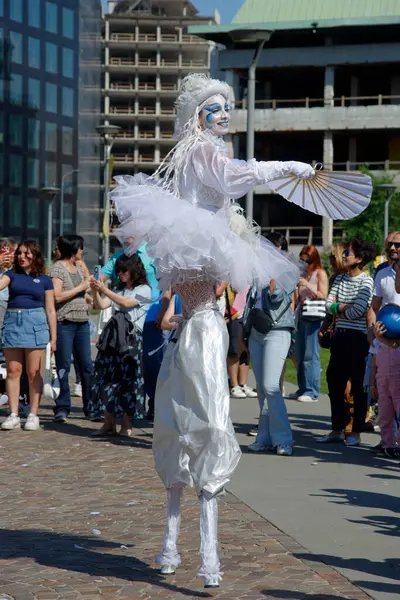 Çağdaş sirk ve sokak tiyatrosunun üç günlük festivali olan BAM Circus, Biblioteca degli Alberi 'nin çimlerine geri döndü.