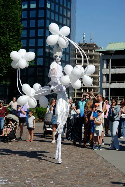 Çağdaş sirk ve sokak tiyatrosunun üç günlük festivali olan BAM Circus, Biblioteca degli Alberi 'nin çimlerine geri döndü.