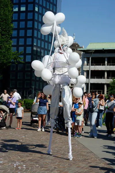 Çağdaş sirk ve sokak tiyatrosunun üç günlük festivali olan BAM Circus, Biblioteca degli Alberi 'nin çimlerine geri döndü.