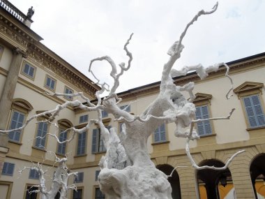 Sanat Haftası 2025 vesilesiyle Milan, Ugo Rondinone 'nin çalışmalarına ev sahipliği yapmaktadır. Sergide İsviçreli sanatçının eserleri bir araya getirildi.