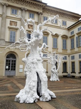 Sanat Haftası 2025 vesilesiyle Milan, Ugo Rondinone 'nin çalışmalarına ev sahipliği yapmaktadır. Sergide İsviçreli sanatçının eserleri bir araya getirildi.