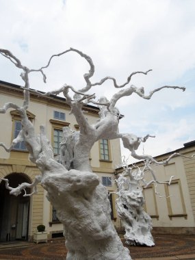 Sanat Haftası 2025 vesilesiyle Milan, Ugo Rondinone 'nin çalışmalarına ev sahipliği yapmaktadır. Sergide İsviçreli sanatçının eserleri bir araya getirildi.