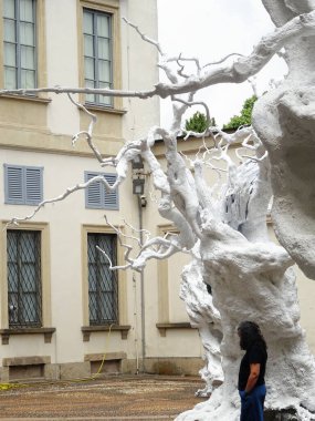 Sanat Haftası 2025 vesilesiyle Milan, Ugo Rondinone 'nin çalışmalarına ev sahipliği yapmaktadır. Sergide İsviçreli sanatçının eserleri bir araya getirildi.