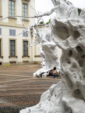 Sanat Haftası 2025 vesilesiyle Milan, Ugo Rondinone 'nin çalışmalarına ev sahipliği yapmaktadır. Sergide İsviçreli sanatçının eserleri bir araya getirildi.