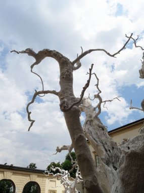 Sanat Haftası 2025 vesilesiyle Milan, Ugo Rondinone 'nin çalışmalarına ev sahipliği yapmaktadır. Sergide İsviçreli sanatçının eserleri bir araya getirildi.