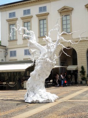 Sanat Haftası 2025 vesilesiyle Milan, Ugo Rondinone 'nin çalışmalarına ev sahipliği yapmaktadır. Sergide İsviçreli sanatçının eserleri bir araya getirildi.