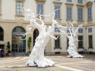 Sanat Haftası 2025 vesilesiyle Milan, Ugo Rondinone 'nin çalışmalarına ev sahipliği yapmaktadır. Sergide İsviçreli sanatçının eserleri bir araya getirildi.