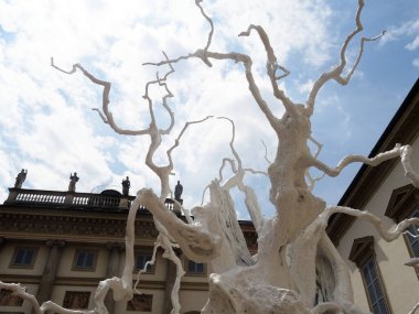 Sanat Haftası 2025 vesilesiyle Milan, Ugo Rondinone 'nin çalışmalarına ev sahipliği yapmaktadır. Sergide İsviçreli sanatçının eserleri bir araya getirildi.