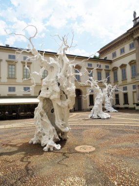 Sanat Haftası 2025 vesilesiyle Milan, Ugo Rondinone 'nin çalışmalarına ev sahipliği yapmaktadır. Sergide İsviçreli sanatçının eserleri bir araya getirildi.