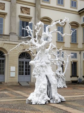 Sanat Haftası 2025 vesilesiyle Milan, Ugo Rondinone 'nin çalışmalarına ev sahipliği yapmaktadır. Sergide İsviçreli sanatçının eserleri bir araya getirildi.