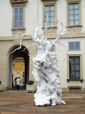 Sanat Haftası 2025 vesilesiyle Milan, Ugo Rondinone 'nin çalışmalarına ev sahipliği yapmaktadır. Sergide İsviçreli sanatçının eserleri bir araya getirildi.