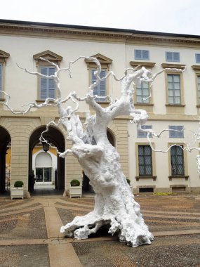 Sanat Haftası 2025 vesilesiyle Milan, Ugo Rondinone 'nin çalışmalarına ev sahipliği yapmaktadır. Sergide İsviçreli sanatçının eserleri bir araya getirildi.