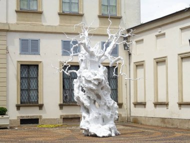 Sanat Haftası 2025 vesilesiyle Milan, Ugo Rondinone 'nin çalışmalarına ev sahipliği yapmaktadır. Sergide İsviçreli sanatçının eserleri bir araya getirildi.