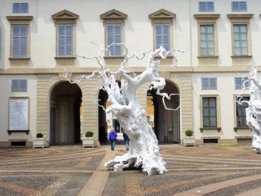 Sanat Haftası 2025 vesilesiyle Milan, Ugo Rondinone 'nin çalışmalarına ev sahipliği yapmaktadır. Sergide İsviçreli sanatçının eserleri bir araya getirildi.