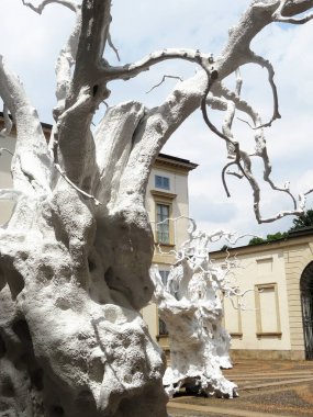 Sanat Haftası 2025 vesilesiyle Milan, Ugo Rondinone 'nin çalışmalarına ev sahipliği yapmaktadır. Sergide İsviçreli sanatçının eserleri bir araya getirildi.