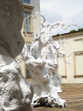 Sanat Haftası 2025 vesilesiyle Milan, Ugo Rondinone 'nin çalışmalarına ev sahipliği yapmaktadır. Sergide İsviçreli sanatçının eserleri bir araya getirildi.