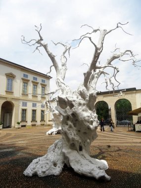 Sanat Haftası 2025 vesilesiyle Milan, Ugo Rondinone 'nin çalışmalarına ev sahipliği yapmaktadır. Sergide İsviçreli sanatçının eserleri bir araya getirildi.