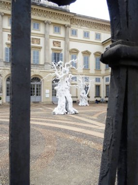 Sanat Haftası 2025 vesilesiyle Milan, Ugo Rondinone 'nin çalışmalarına ev sahipliği yapmaktadır. Sergide İsviçreli sanatçının eserleri bir araya getirildi.