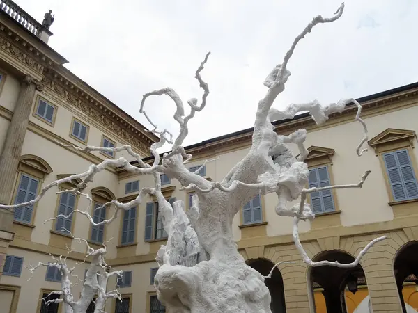 Sanat Haftası 2025 vesilesiyle Milan, Ugo Rondinone 'nin çalışmalarına ev sahipliği yapmaktadır. Sergide İsviçreli sanatçının eserleri bir araya getirildi.