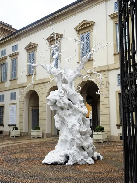 Sanat Haftası 2025 vesilesiyle Milan, Ugo Rondinone 'nin çalışmalarına ev sahipliği yapmaktadır. Sergide İsviçreli sanatçının eserleri bir araya getirildi.