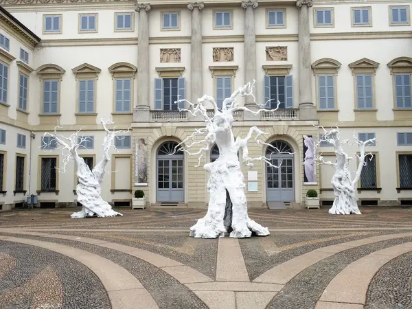 Sanat Haftası 2025 vesilesiyle Milan, Ugo Rondinone 'nin çalışmalarına ev sahipliği yapmaktadır. Sergide İsviçreli sanatçının eserleri bir araya getirildi.