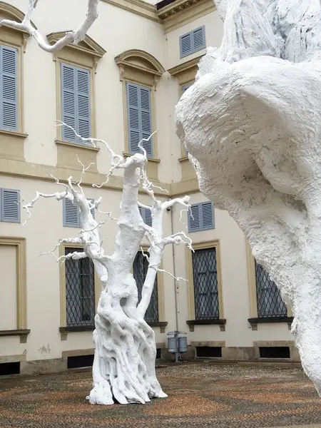 Sanat Haftası 2025 vesilesiyle Milan, Ugo Rondinone 'nin çalışmalarına ev sahipliği yapmaktadır. Sergide İsviçreli sanatçının eserleri bir araya getirildi.