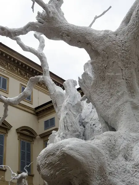 Sanat Haftası 2025 vesilesiyle Milan, Ugo Rondinone 'nin çalışmalarına ev sahipliği yapmaktadır. Sergide İsviçreli sanatçının eserleri bir araya getirildi.