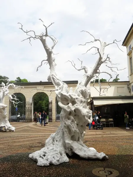 Sanat Haftası 2025 vesilesiyle Milan, Ugo Rondinone 'nin çalışmalarına ev sahipliği yapmaktadır. Sergide İsviçreli sanatçının eserleri bir araya getirildi.