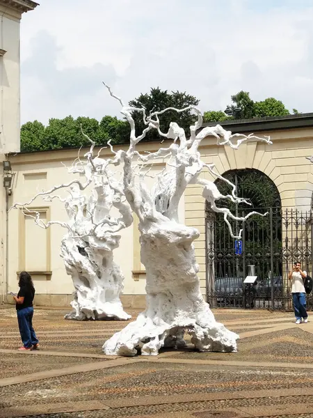 Sanat Haftası 2025 vesilesiyle Milan, Ugo Rondinone 'nin çalışmalarına ev sahipliği yapmaktadır. Sergide İsviçreli sanatçının eserleri bir araya getirildi.